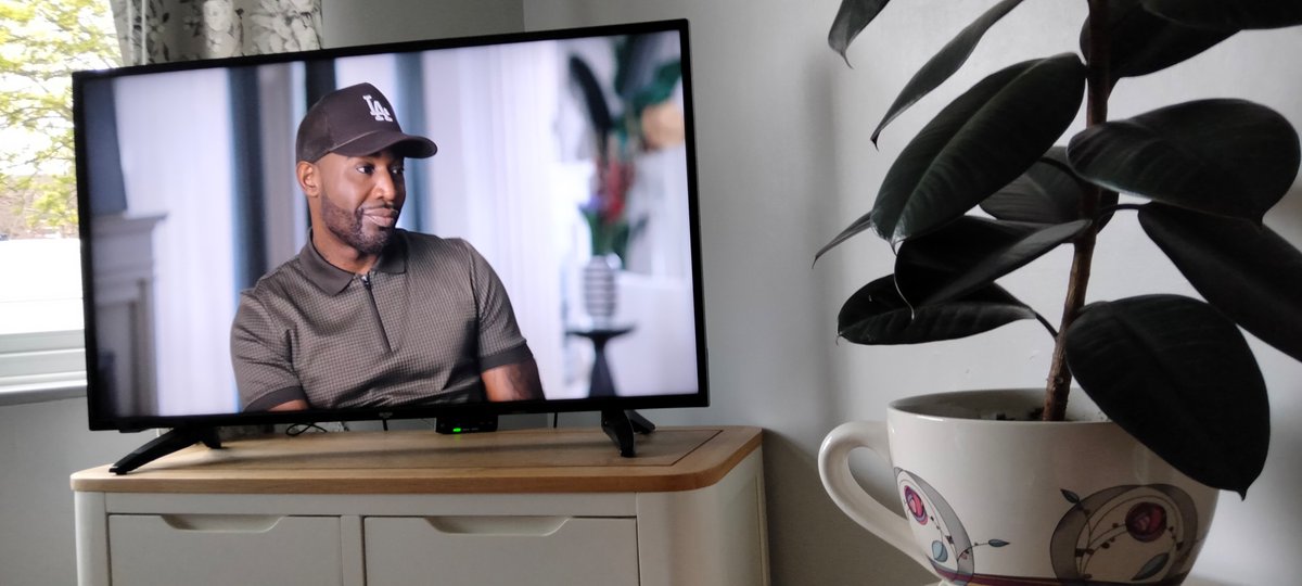 Ten minutes in to Queer Eye and @Karamo gives the 'Dad stare'. I swear my home is clean but I still got up to hoover 😂 Karamo, that look is a weapon #queereye #queereye7