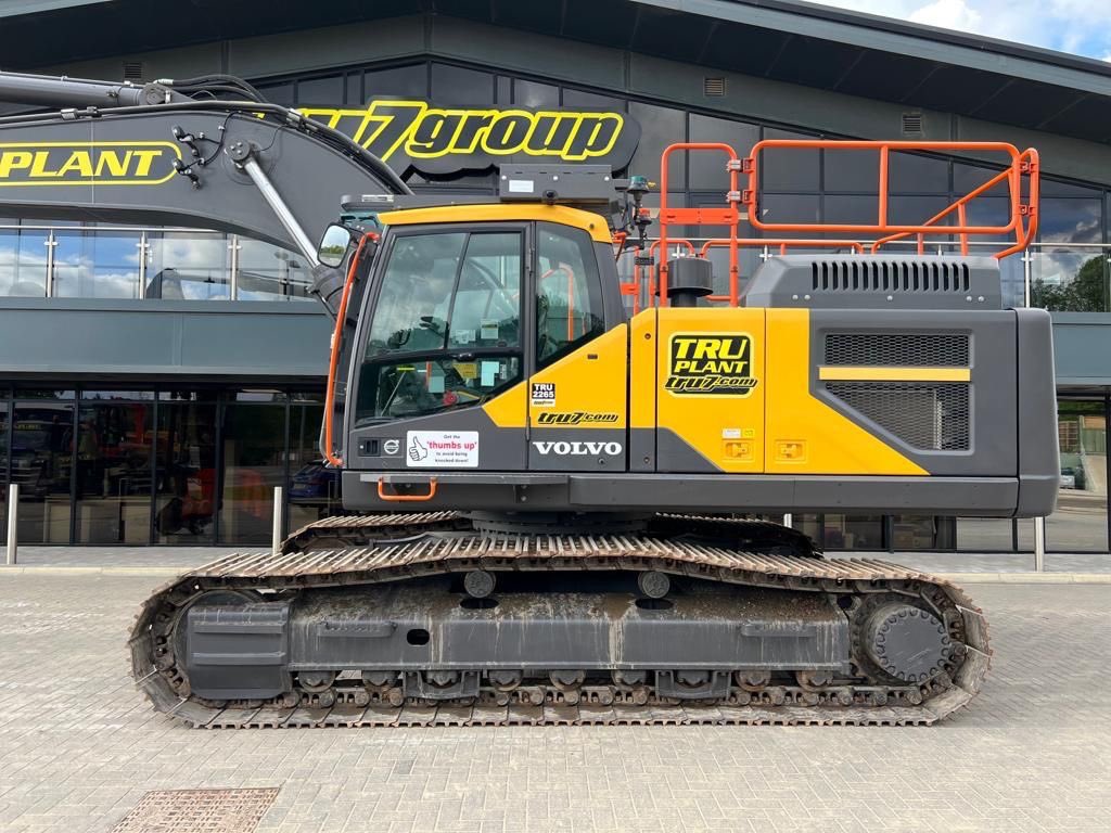Guynicholls7's tweet photo. Weapon!…🚀

TRU2265 - New June 2022

Volvo EC380El “Demo spec.” done 2,642 hours

Specification includes superstructure guardrails, Synergy full HD360 deg. camera system, boom ram guards, slew ring guard, side skirt protection, #tru7group contact sales@tru7.com https://t.co/C9VeFpM7xL