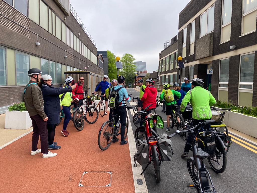 Ed_Clancy's tweet photo. Riding out with South Yorkshire’s NHS @STHActiveTravel Bike Buddy hero’s showcased the champion work they’re doing to help @NHSuk colleagues be cycle confident on their commute to work 🧵🚴‍♀️👩‍⚕️ 1/3 https://t.co/8pFg2cyTQQ