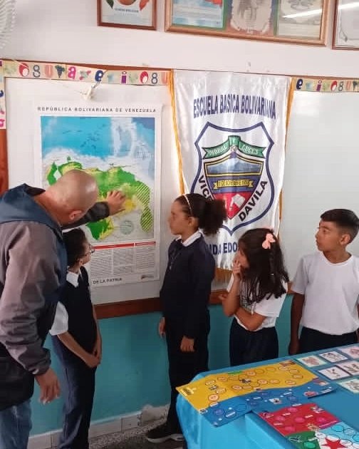 MPPPlanifica's tweet photo. #12de mayo El Instituto Geográfico Venezuela Simón Bolívar realizó la entrega de 1972 Mapas Oficiales de la República Bolivariana de Venezuela, para ser colocados en las aulas escolares de los planteles educativos del municipio Libertador del estado Mérida. https://t.co/zDwwV4Ovcg