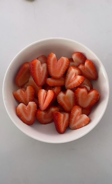 prettiestavenue's tweet photo. heart shaped strawberries 🍓 https://t.co/wjZipnFNgZ