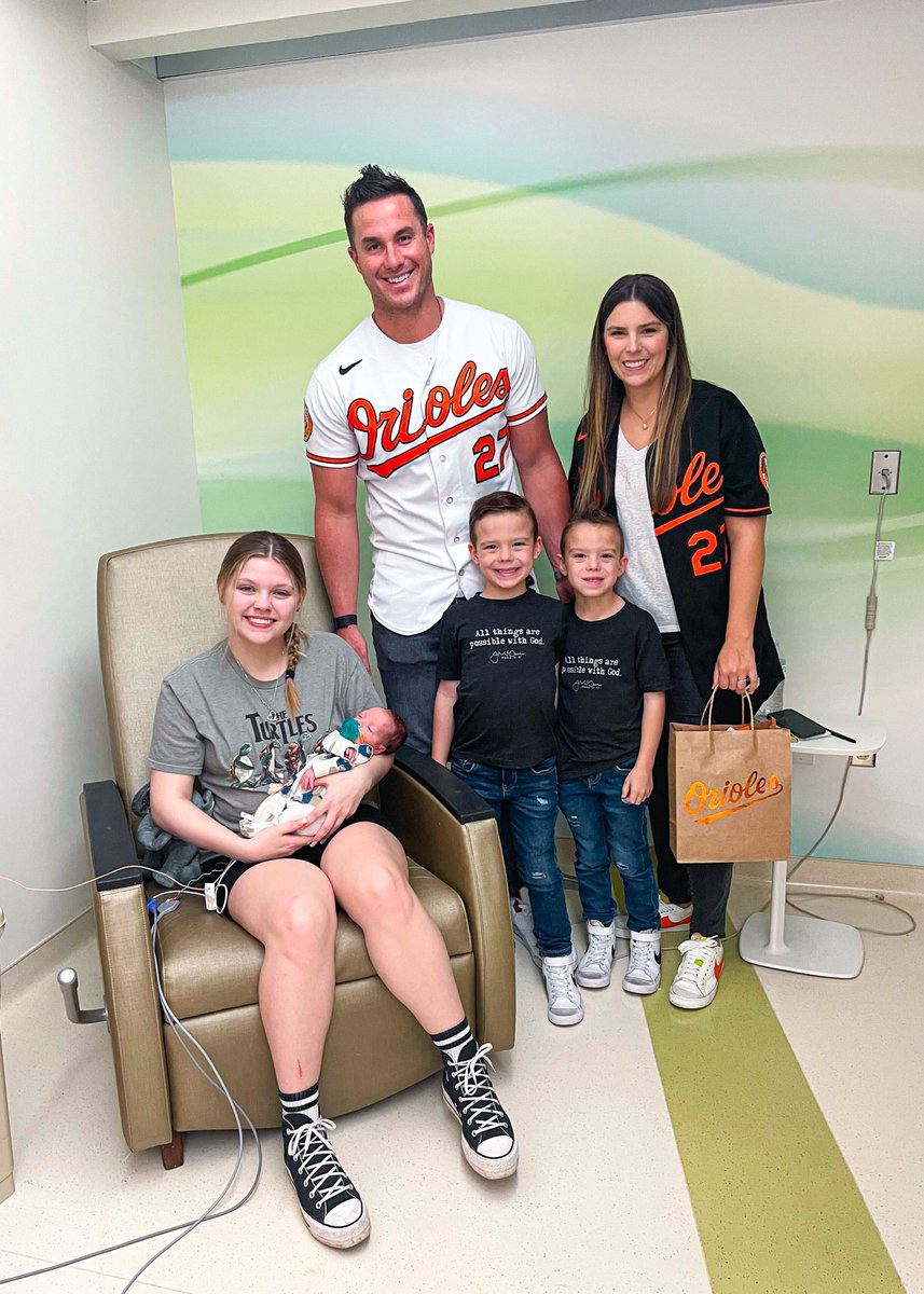OsCommunity's tweet photo. James McCann and his family spent the morning visiting the NICU at @MedStarHealth 🧡 https://t.co/hKPLcX4kmF
