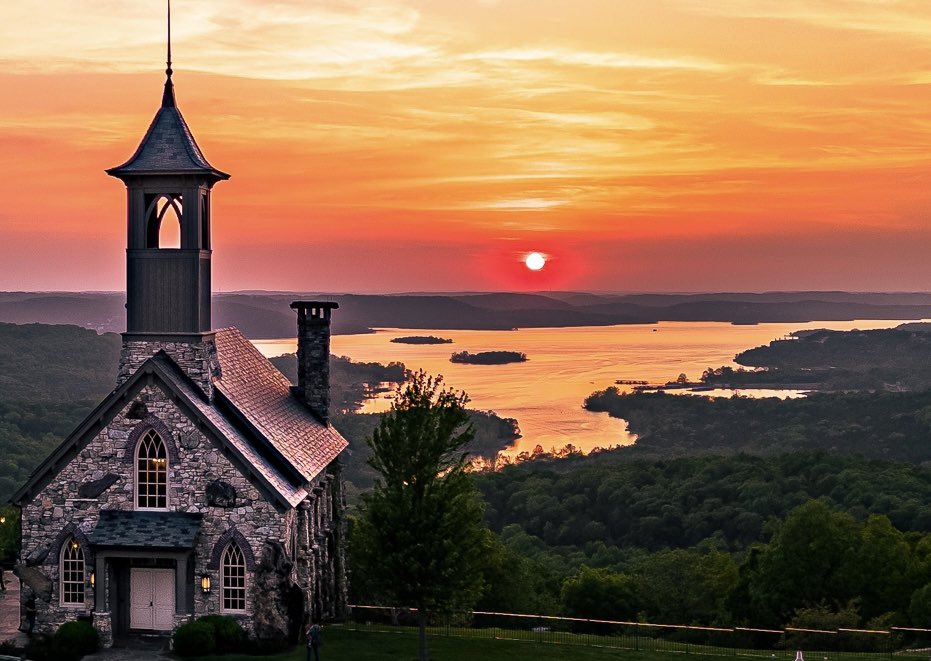shortyc33's tweet photo. Another great shot @GolfBigCedar @BigCedarLodge! My buddy might of hit someone in the shoulder right into those front doors lol ๐ #topoftherocks #sunset #tablerocklake https://t.co/YWhkJe7srJ