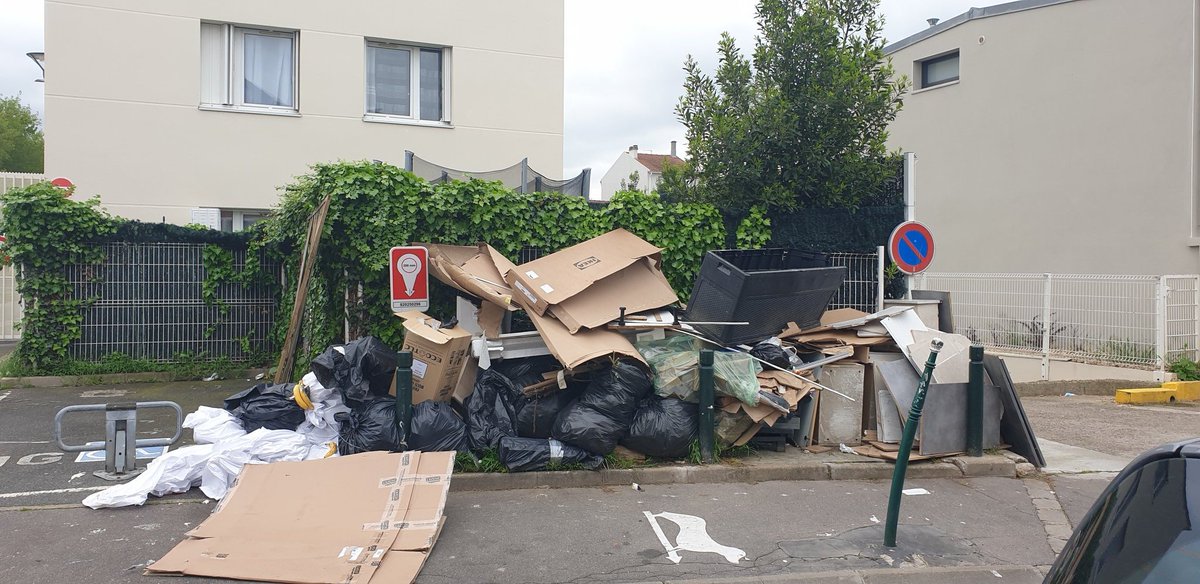 CAbandonnee's tweet photo. Pendant que certains font du tourisme, voire du "public relation", en Palestine, ici, à #Colombes, tout pousse, surtout les déchets...
Rue de Bellevue le 12/05/2023
#Colombescrade #ColombesDechetterie
#escrologie #foutagedegueule
#bientot2026 https://t.co/6uJMX12vIf