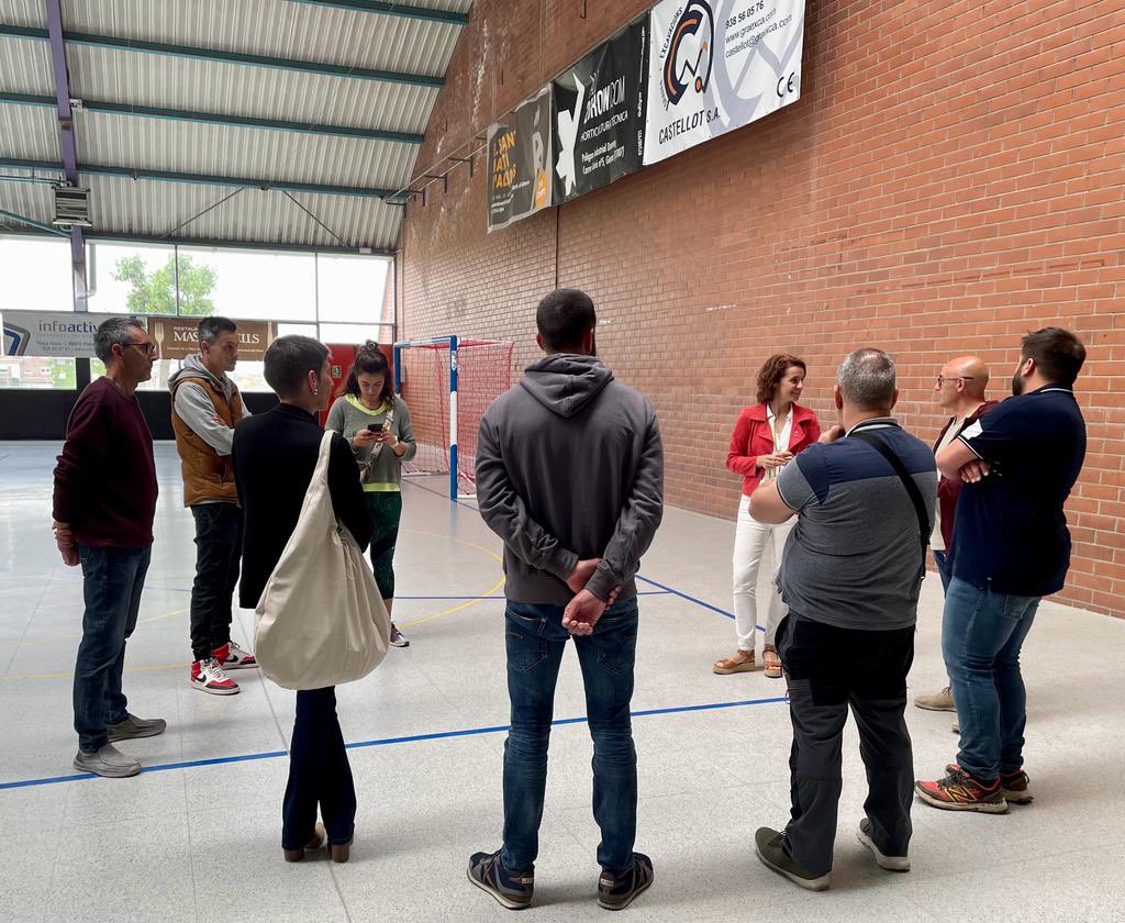 anna_caula's tweet photo. TERRITORI | 3a parada #Pratsdellluçanes 

🅰️noves realitats, quan s’exerceix de capital supramunicipal i es dona serveis esportius més enllà del municipi.

🅱️ importància dels valors republicans per entendre que: Més esports 🟰 més salut ➕més educació ➕més cohesió ➕més país https://t.co/2xXzlRKdMs
