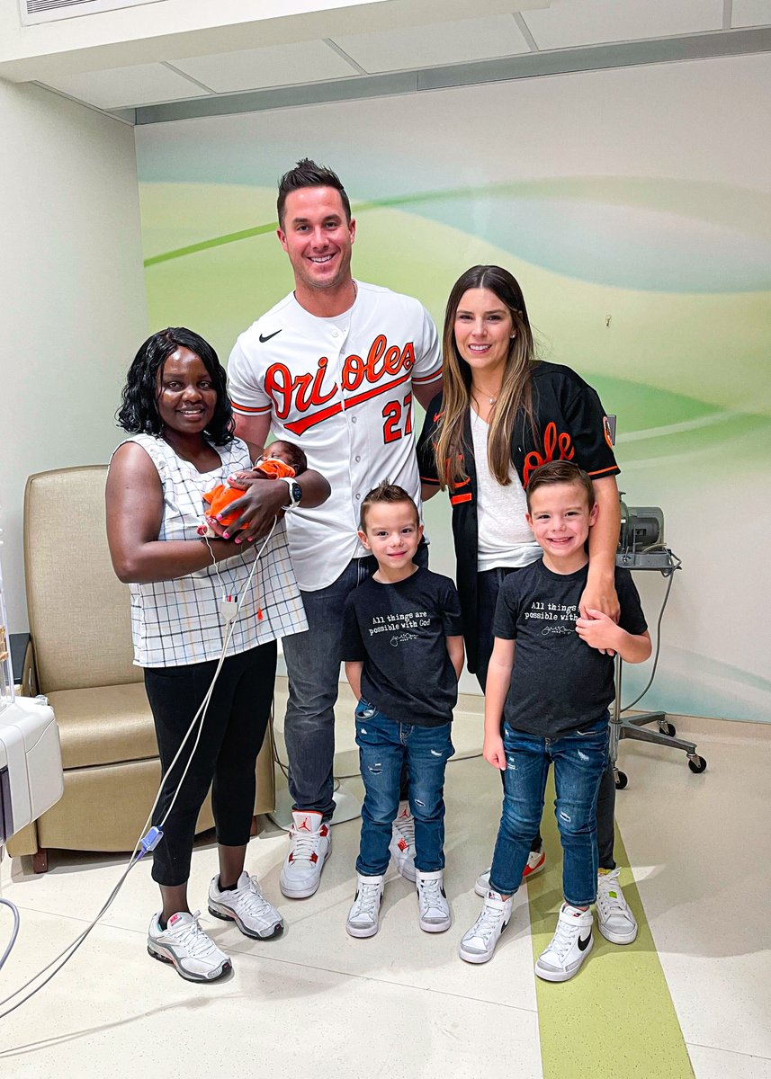 OsCommunity's tweet photo. James McCann and his family spent the morning visiting the NICU at @MedStarHealth 🧡 https://t.co/hKPLcX4kmF