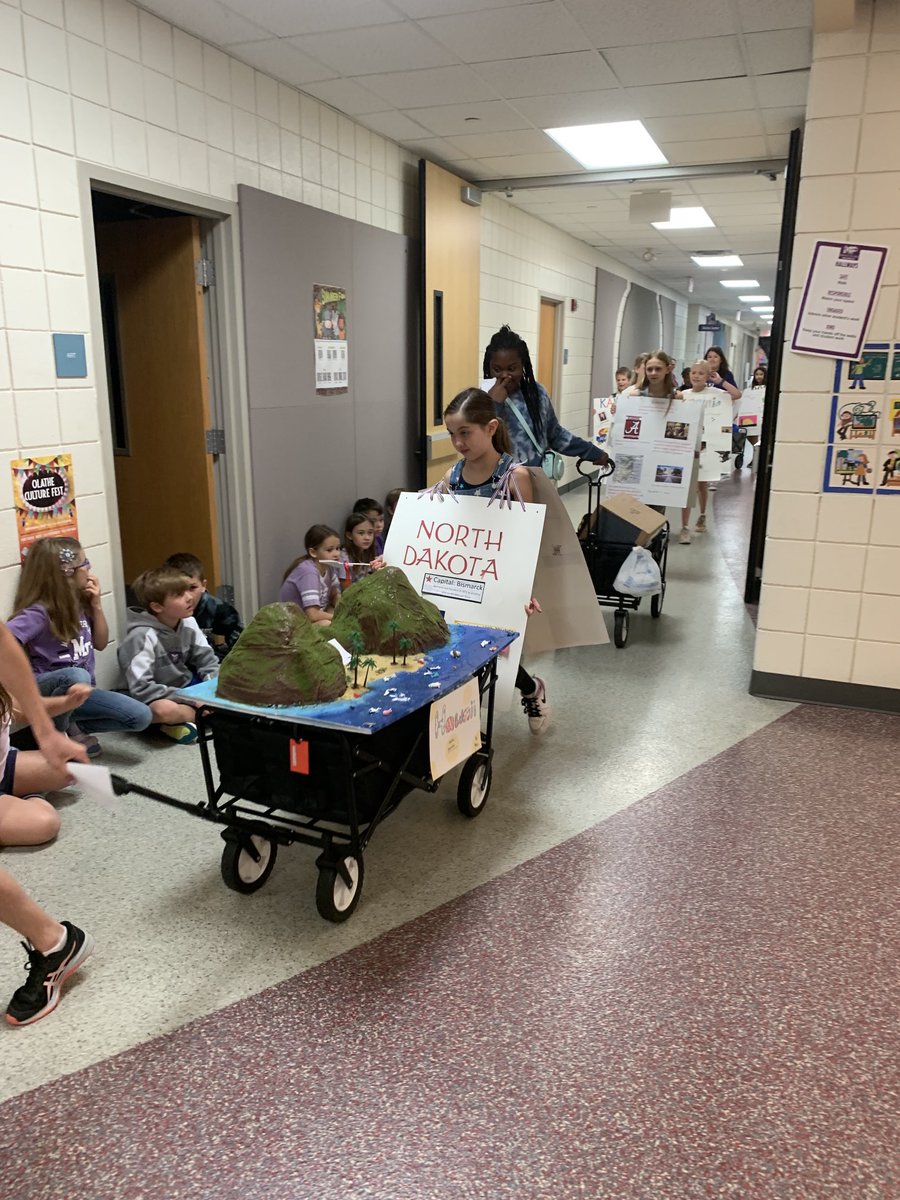 MPTimberwolves's tweet photo. Fourth Grade US States parade!! 💜💜 #mpconfident #opsfortheirfuture https://t.co/C3FmypvH1o