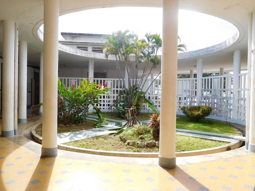PG_BasseTerre's tweet photo. Ce 12 novembre, fonctionnaires et magistrats de Basse-Terre étaient invités par les chefs de cour d'appel à une présentation par le directeur de l'antenne de l'#APIJ des projets immobiliers dont le futur nouveau palais de justice et la rénovation du palais historique. https://t.co/TuIsL7AYS5