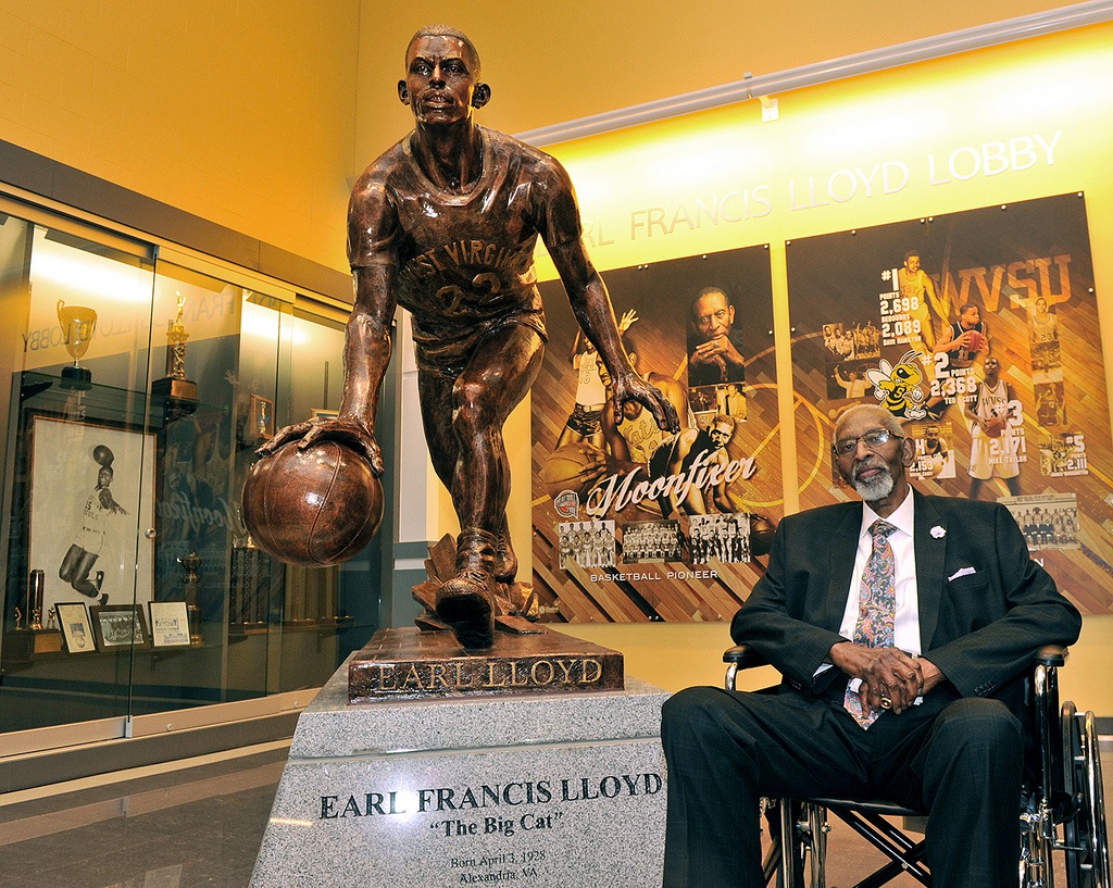 Saturday, with old friend & colleague #DavidRamsey, will speak at 1 pm at #IMPei's @EversonMuseum about staggering basketball history, foundational @NBA importance of #Syracuse, #UpstateAmerica. Image of #EarlLloyd, statue dedication, #WestVirginiaState: https://t.co/DtwRIn3R3x https://t.co/d756pkA8me