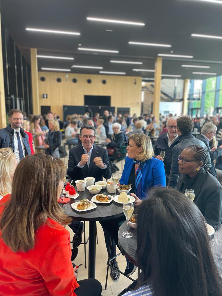 PeltierPascal's tweet image. Au @Taste_ofParis ce midi j’étais très heureux de présenter à @Olivia Grégoire notre stand @METRO_FR avec @TCLC.
Merci pour notre échange aux côtés de @CarolineYADAN et @fantaberete, des Chefs @Alain_Ducasse1, @DennyImbroisi où nous avons parlé entrepreneuriat et transmission !