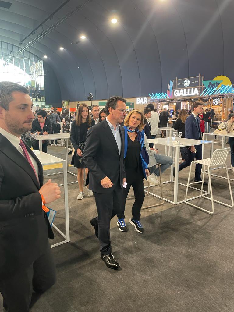 PeltierPascal's tweet image. Au @Taste_ofParis ce midi j’étais très heureux de présenter à @Olivia Grégoire notre stand @METRO_FR avec @TCLC.
Merci pour notre échange aux côtés de @CarolineYADAN et @fantaberete, des Chefs @Alain_Ducasse1, @DennyImbroisi où nous avons parlé entrepreneuriat et transmission !