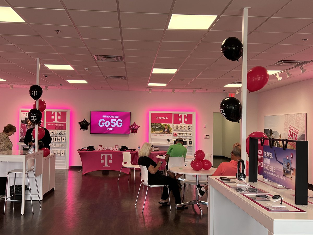 kaitlinsari's tweet photo. Team Irwin got to celebrate our grand opening with a beautiful day! Making some great connections and showing appreciation for our amazing community!🩷🩷 @rsnorbeck https://t.co/v4iPTsgYvl