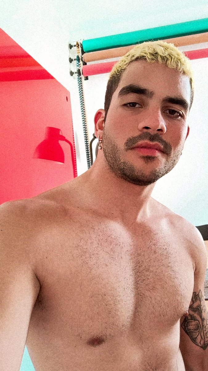 Hoy se hizo pecho en el gym y se vino aquí para presumir.

Carita de cansado because ✨viernes✨