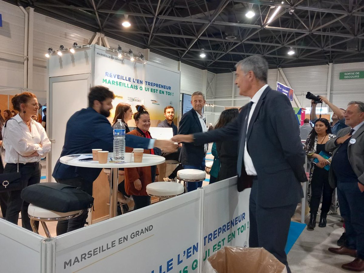 Prefet13's tweet photo. #Emploi #entrepreneuriat #MarseilleEnGrand
Le Préfet délégué égalité des chances en visite au salon Jeunes d'Avenirs, temps fort pour l'insertion professionnelle : +3000 jeunes à la rencontre des partenaires associatifs et économiques.
#MissionsLocales #Apame https://t.co/ajy8Fi0pg3