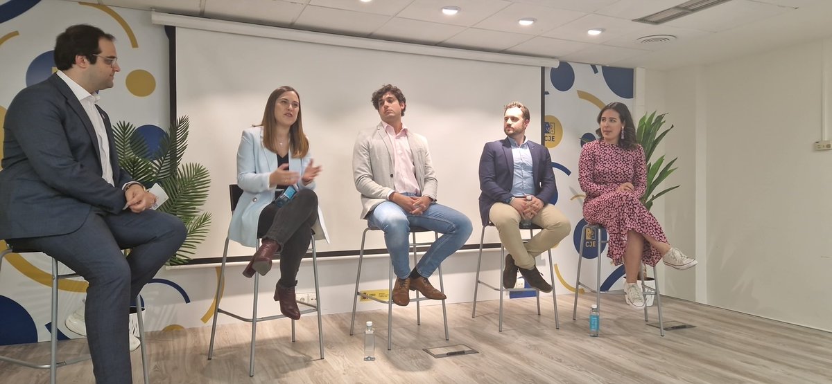 Celebrando los 25 años de <a href="/ESNSpain/">Erasmus Student Network España 🇪🇸</a> con amigos y socios desde hace unos años, compartiendo experiencias. Por otros 25 más #ErasmusPlus #Erasmus <a href="/juanrayong/">Juan Rayón González</a>