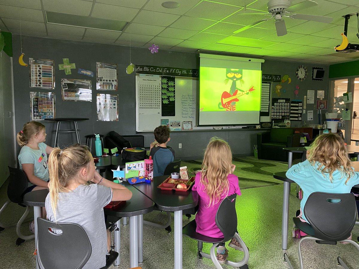MrsO2ndGrade's tweet photo. Some kids turned in Pride Tickets for “Dinner and a Show”. So we ate lunch in our room and watched some Pete the Cat. 🍕😻 #LunchDates #osagegreendevils https://t.co/gKQyy8Ve4L