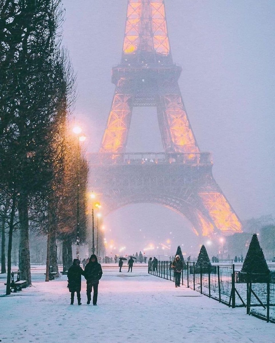 viewsoff's tweet photo. Winter in Paris. https://t.co/jQuruRujbN