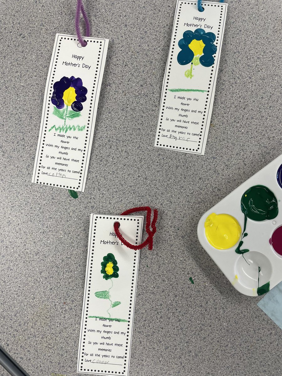 newhtfdlibrary's tweet photo. There’s artists in the library today! 🎨 #newhtfd #library https://t.co/l5WXUhNZ3I