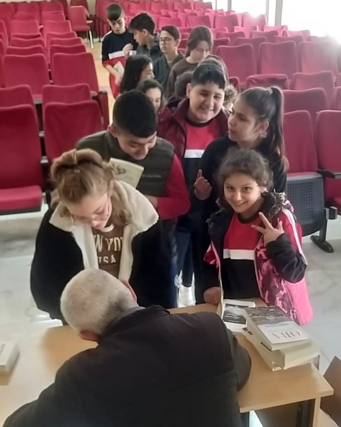 Bir kitap alarak bir ögrencinin yüreğine dokunabilirsin.
#geceninsitemi 
#yırtıkduygular
#oba
#bötcenimhikayeleri
#serzeniş
#beyazzambak