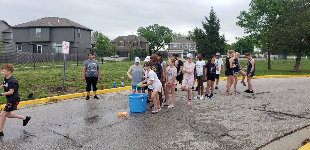 MsTcomputers's tweet photo. 4th Grade Millhuff's class getting competitive on Field Day@MadisonPlaceK5 #movinmavs https://t.co/DsDaPX7l3Y