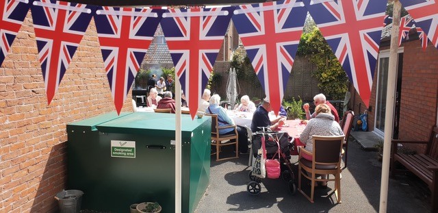 Abbeyfield_ENG's tweet image. We loved seeing these photos of the #KingsCoronation 'street party' at The Old Vicarage! Residents enjoyed a  coffee morning before a delicious BBQ lunch on these wonderfully decorated tables 😍

Discover The Old Vicarage: abbeyfield.com/sheltered-hous…