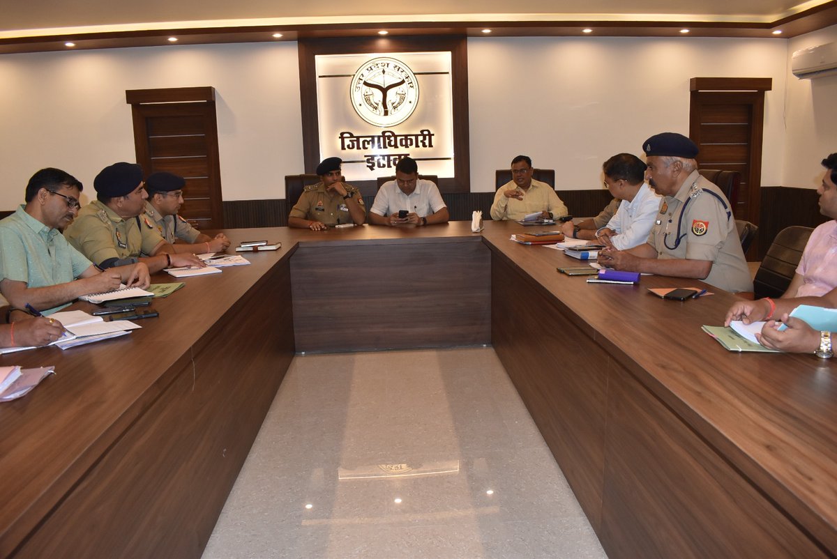 DistrictEtawah's tweet photo. आज दिनांक 12.05.2023 को नगरीय निकाय सामान्य निर्वाचन 2023 की मतगणना को शान��तिपूर्वक सकुशल सम्पन्न कराने हेतु वरिष्ठ पुलिस अधीक्षक के साथ जिलाधिकारी कार्यालय सभागार पर सम्बन्धित अधिकारियों के साथ बैठक की गई। @CMOfficeUP @ChiefSecyUP @InfoDeptUP @homeupgov @UPGovt https://t.co/tgNlVZU3tT