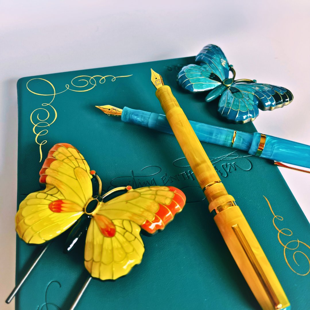 PensStudio's tweet photo. Esterbrook Butterfly Book Holders
Why not bring a bit of spring in? The dazzling enamelled wings bring joy and vibrancy to any desk or display. Order now to avoid missing out on these beauties!
#Esterbrook #EBFLY #teamteal #teamyellow #jrparadise #lemontwist #bluebreeze #journall https://t.co/oVxeWreN05
