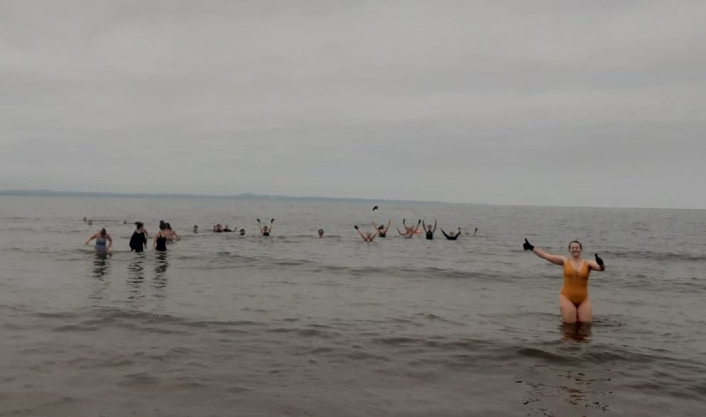 The Dunking Dollys had their first large group swim this afternoon at Portobello! The promised sun didn't make an appearance, but we had an excellent turnout! Thanks to everyone who joined us, and we'll see you at the next swim 🏊‍♀️ 🏊‍♂️