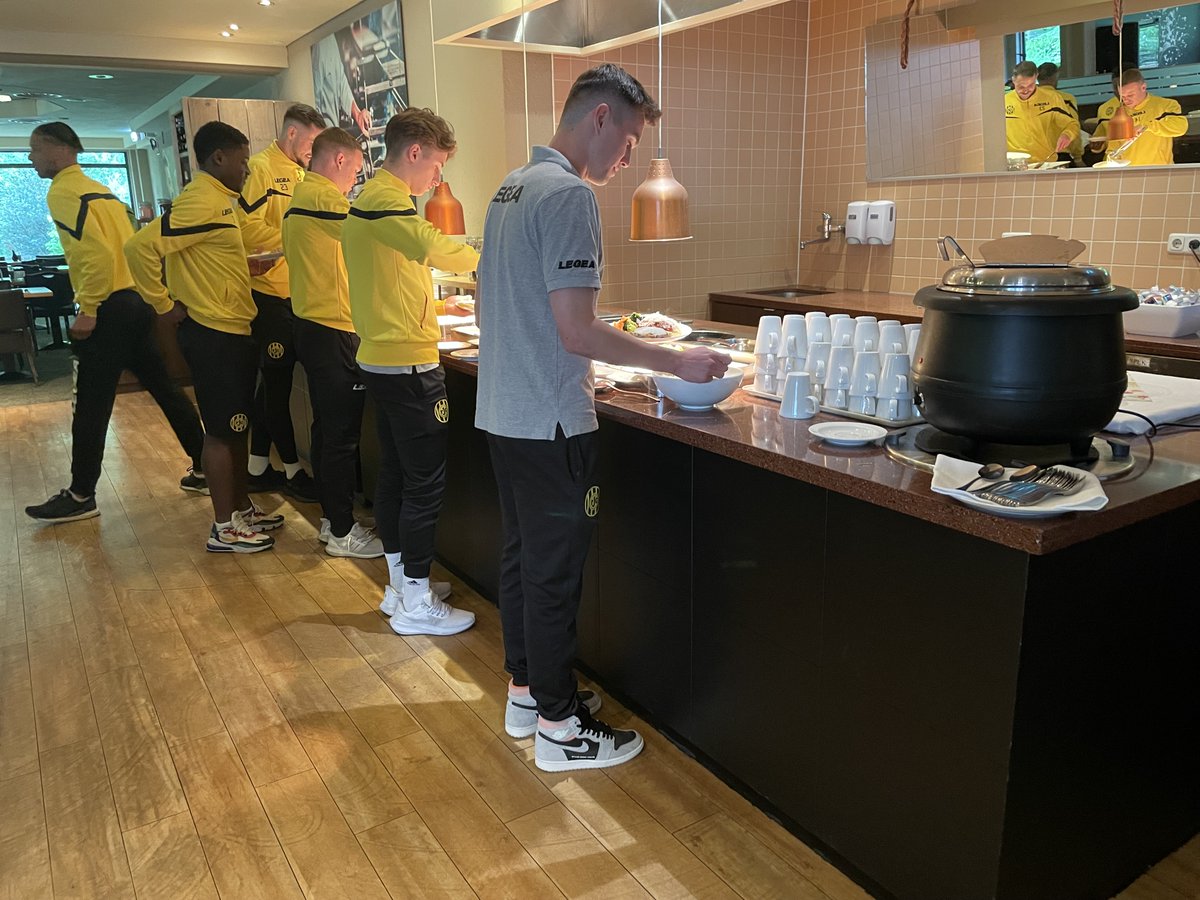 FletcherFootbal's tweet photo. Vanavond hebben wij verschillende sportmaaltijden mogen verzorgen voor @HeraclesAlmelo, @RodaJCKerkrade en @telstar1963nv.
Wij wensen de teams veel succes ⚽️
#Telstar #WitteLeeuwen #matchday #KKD #heracles #almelo #WijZijnHeracles #rodajc #NACHER #ZWOROD #MVVTEL https://t.co/VRMhEVWTgn