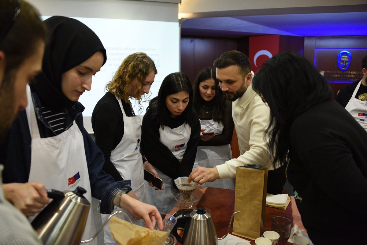 5.Grup 5.Gün İstanbul Esnaf ve Sanatkarlar Odaları Birliği ve İMEP iş birliğinde, QM Barista Academy farkıyla hayata geçen ücretsiz barista kursları 5.eğitim grubuyla tamamlandı. Kahve Uzmanı Yunus Çakmak’ın verdiği eğitimler sonunda katılımcılara Milli Eğitim Bakanlığı onaylı