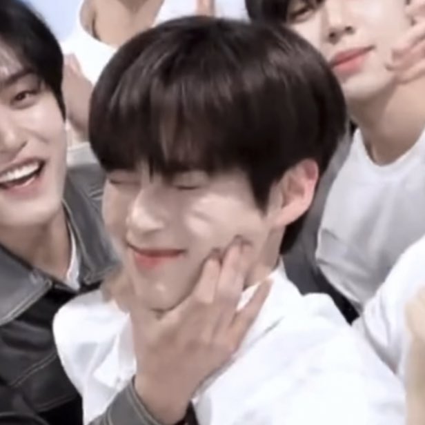 리더 진짜진짜 축하해요잉☆*
멤버부터 사랑받는 리더로 2년 반 동안 노력해주었으면 좋겠당♡
계속 응원해요!!!