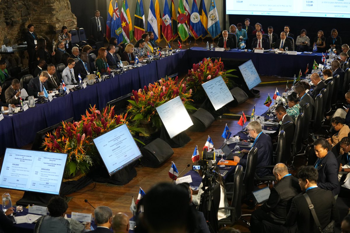 IXCumbreAECGT's tweet photo. #IXCumbreAEC | El Presidente @DrGiammattei
inició la IX Cumbre de Jefes de Estado de la @ACS_AEC, cediendo la palabra al Secretario General de la #AEC, @RodolfoSabonge, quien resaltó la gran labor del @MinexGt para la organización de la Cumbre. https://t.co/H9T2FbFz3w