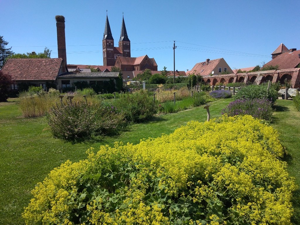 KlosterJerichow's tweet photo. Wir wünschen allen Schulkindern schöne Pfingsferien! 🌞

Diesmal geht es bei unserem #Ferienprogramm um den #Klostergarten im #KlosterJerichow. 🌿Jetzt noch schnell anmelden! 

#jerichow #altmark #jerichowerland #veranstaltungstipp #pfingstferien  #monastery #monasterygarden https://t.co/0TpRxcwune