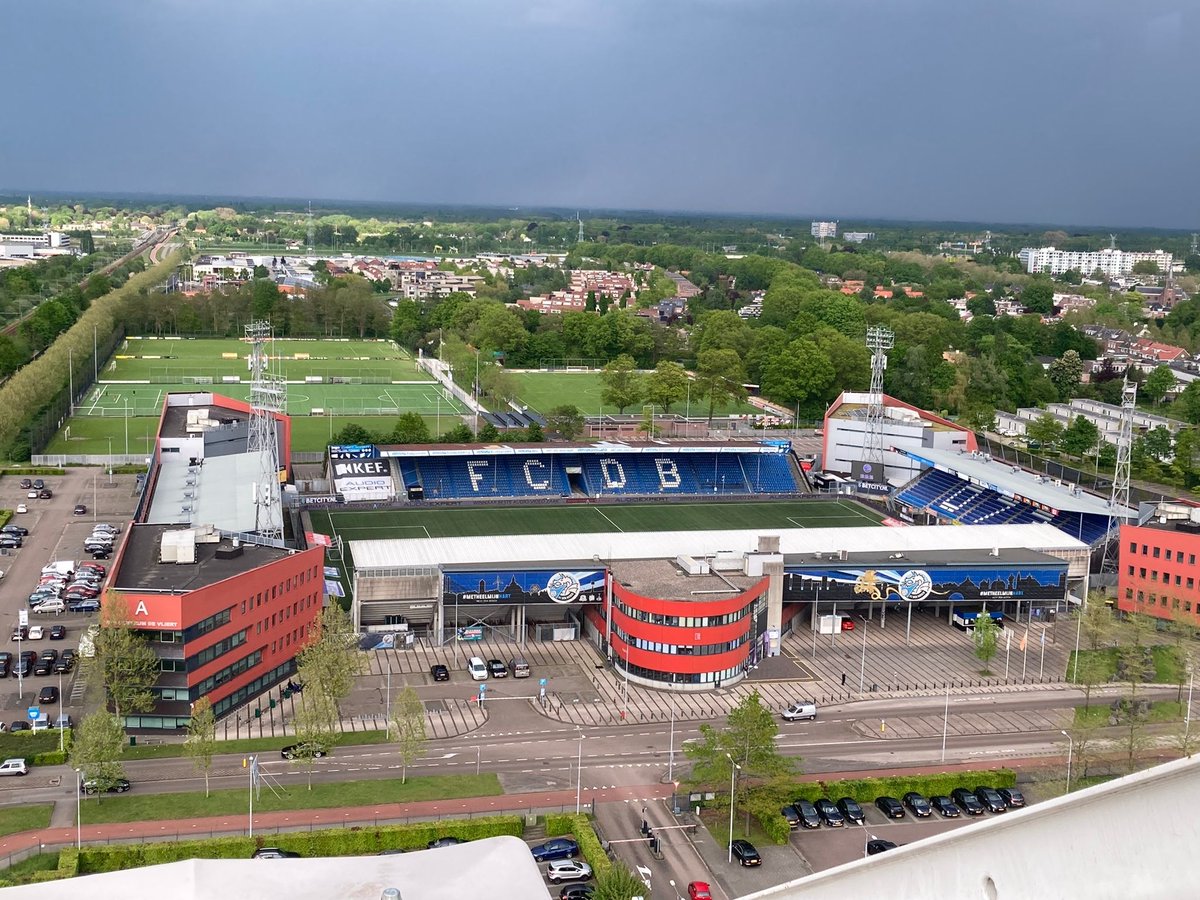 mijnfcdenbosch's tweet image. Goedenavond vanuit 𝐃𝐞 𝐕𝐥𝐢𝐞𝐫𝐭 🏠

Om 20.00 uur trappen we af tegen Almere City!

#DBOALM #HeyaDenBosch #metheelmijnhart
