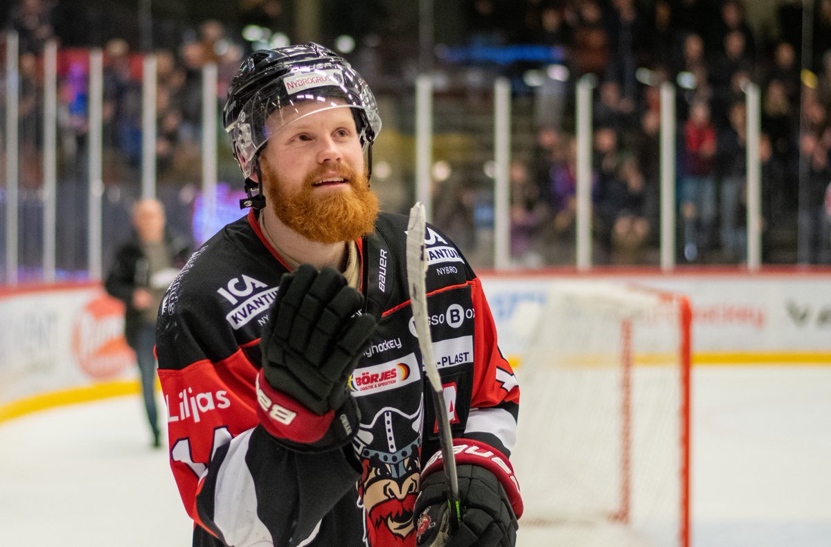 Robin Wengdahl krönte karriären med ett avancemang till Hockeyallsvenskan. Nu väljer Vikings egen viking att avsluta sin aktiva spelarkarriär.

Wengdahl - du är för alltid en del av vår historia och ska hyllas som en av våra största hjältar! 

Läs mer på Nybrovikings.com