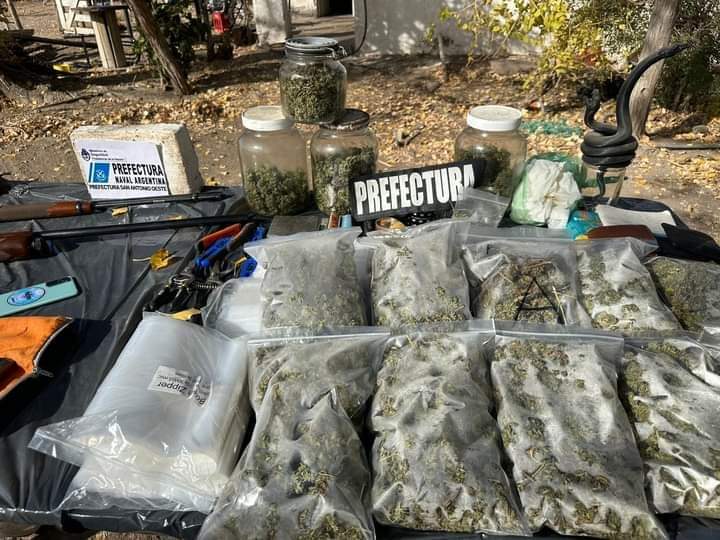 Jero_SanPedro's tweet photo. ⚠️Tras una denuncia al 0800 la @PrefecturaNaval logró incautar más de 24 kilos de marihuana, 30 planas y detuvo a 3 personas
Las diligencias fueron ordenadas por el Juz. Fed. de #viedma a cargo del Dr. Ezequiel Andreani
✅️En #rionegro somos TODOS!!! contra el #Narcotrafico 💪💪 https://t.co/1vOedCbaHl