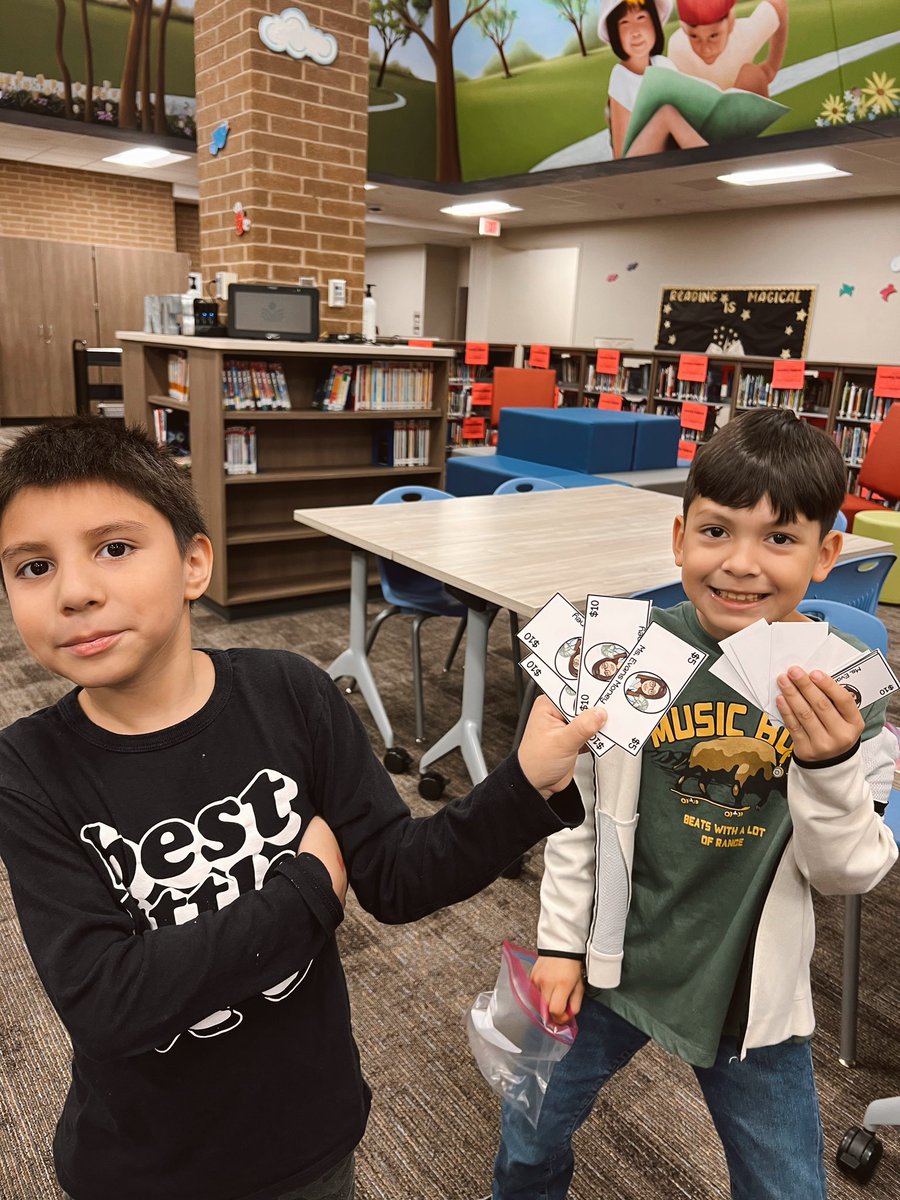 MsEvans2021's tweet photo. We had so much fun being small business owners during our market day!! 🤩
Big thank you to Mrs. Esterak for letting us use your library🫶🏻
#persuasivewriting #entrepreneur #smallbusinessowner  @CFISD_ELAR2_5 @HorneLibrary https://t.co/TRT1yJpYOP