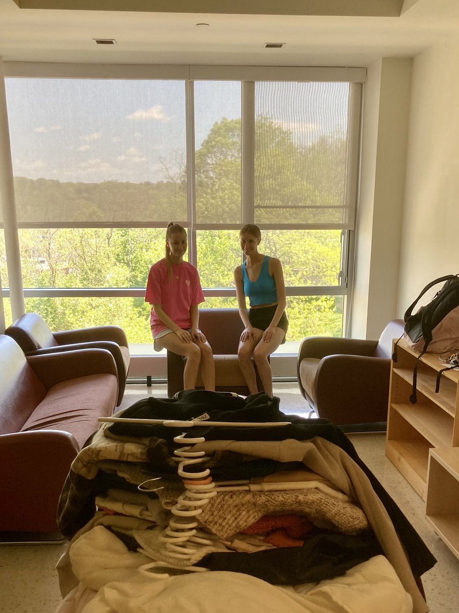 hammer_hammer8's tweet photo. @FraminghamU And just like that, π«°4 years have gone byβ¦ π» #MoveOutDay #LiveToTheTruth #FraminghamStateUniversity https://t.co/X3NySwgeRL