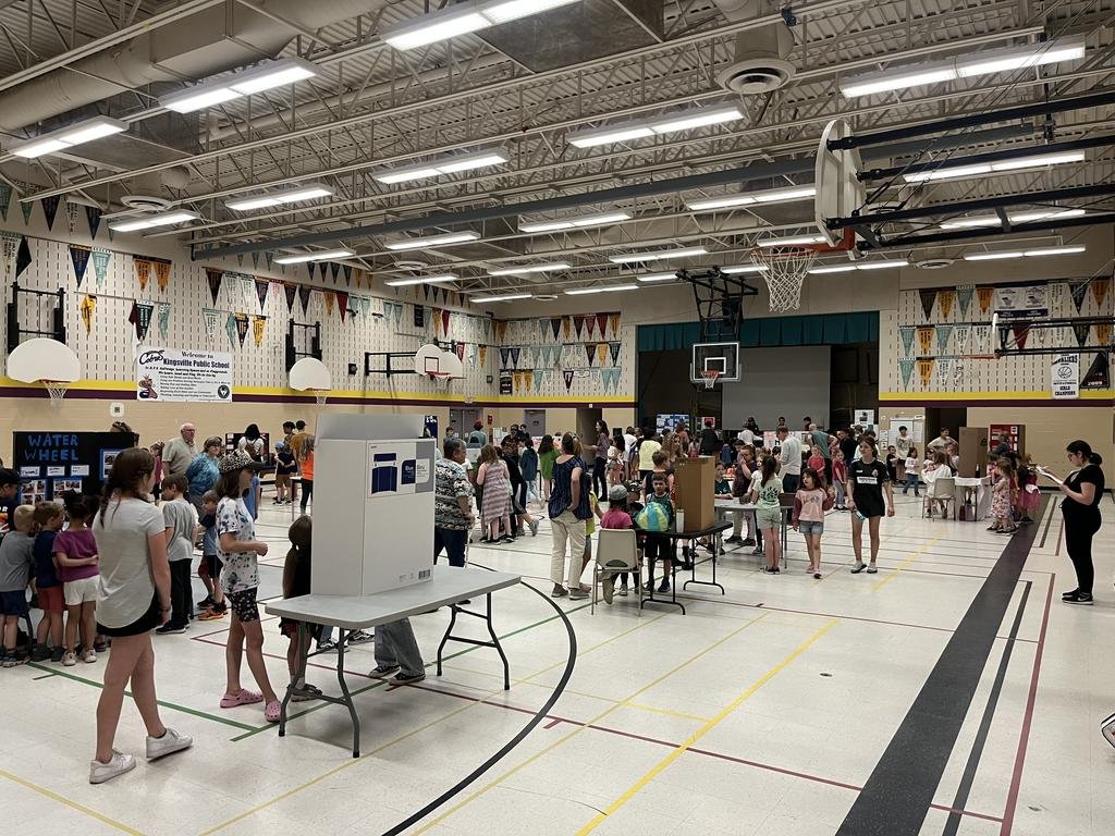 Science Fair Alert! Us AAFC-Harrow'ers took some time to judge projects at Kingsville Public School today. So many bright and curious kids! It’s always worth the time, even if you are busy, to nurture the next generation of scientists and engineers <a href="/AAFC_Canada/">AAFC Canada</a> <a href="/KingsvilleCobra/">Kingsville Cobras</a>