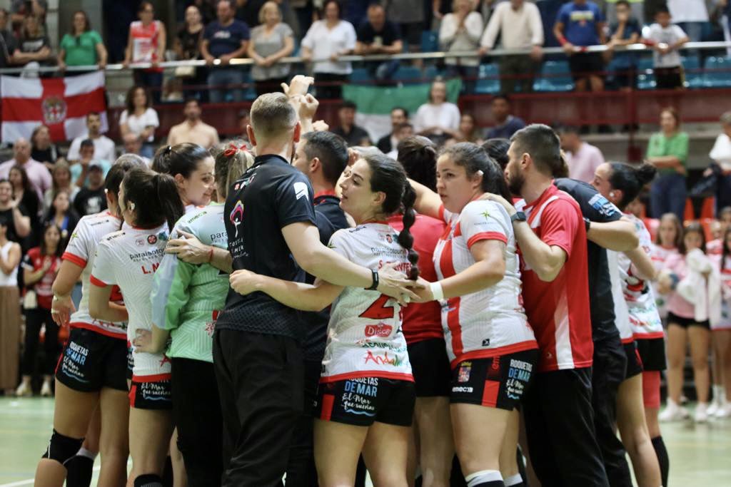 ¡Que final de partido! <a href="/Costa_Almeria/">Costa de Almería</a> #Roquetas se lleva dos puntos en un auténtico partidazo que perdía de 3 goles a falta de siete minutos ante un luchador <a href="/oargracia/">OAR Gràcia Sabadell</a> al que vencía finalmente por 24-23 ¡Que grandes! #VamosAlmeria