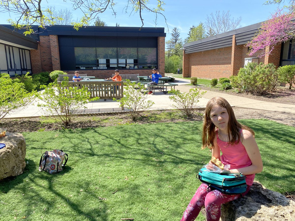 This week we celebrated our 260 Golden Hearts with a picnic lunch in the outdoor classroom as a class! The weather was beautiful! -Iman. #WeeklyStudentTweets #WeBelong220 @GroveAve220