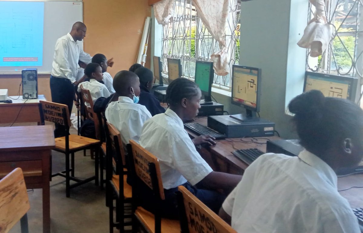 petalmah's tweet photo. #ScratchWeek #IbukaGirlsinSTEM #Scratch @stangelamumiasschoolfortheDeaf https://t.co/L3v3I5LbKb