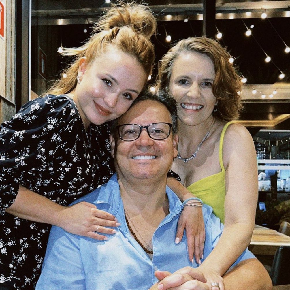 choquei's tweet photo. 🚨VEJA: Pai de Larissa Manoela posta indireta nos stories após ser excluído da vida profissional da filha. https://t.co/AyBLOfgi9i