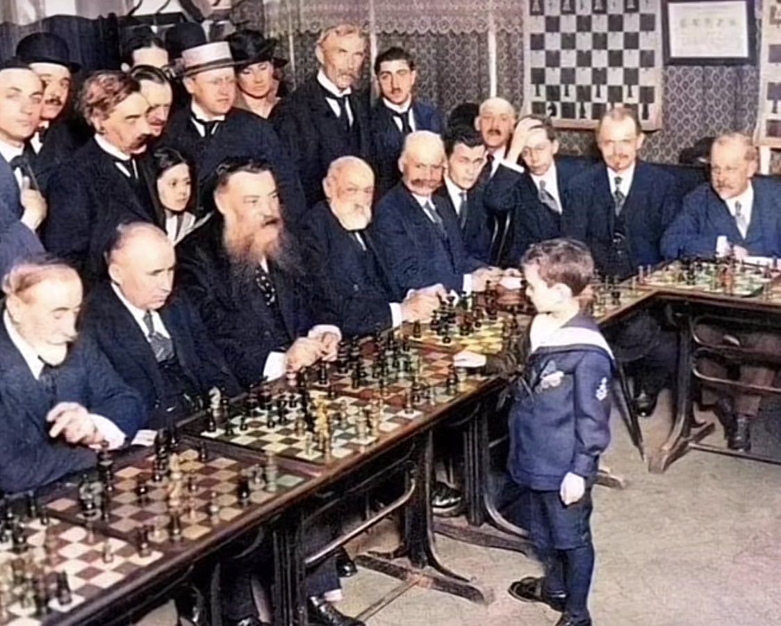 En el año 1920, Samuel Reshevsky de 8 años de edad jugó 8 partidas simultáneas contra 8 profesionales de ajedrez

las perdió todas
