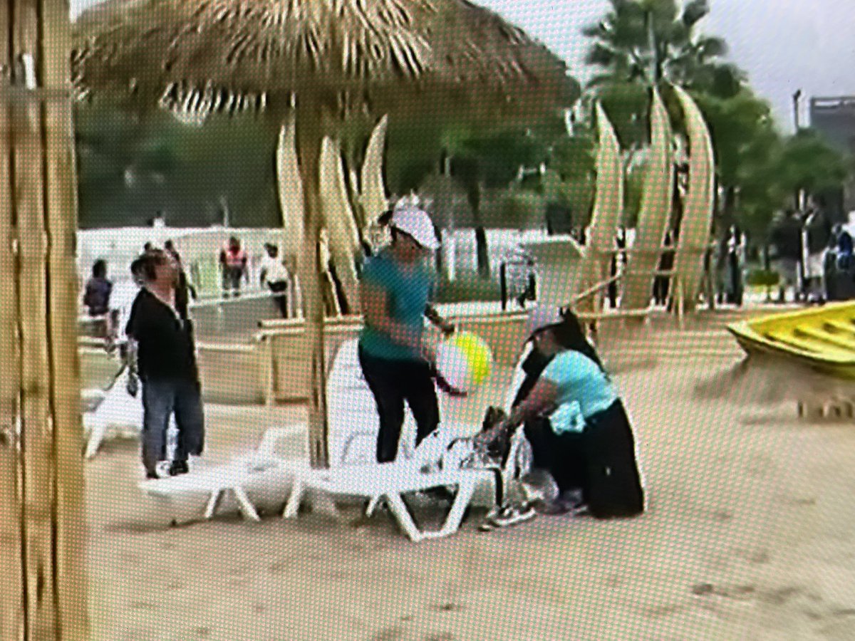 jesusverdeL's tweet photo. Un bote, caballitos de totora y ladrillos en el borde, así es la primera playa artificial a un costo de 150 mil soles. https://t.co/lM6WoixY1J