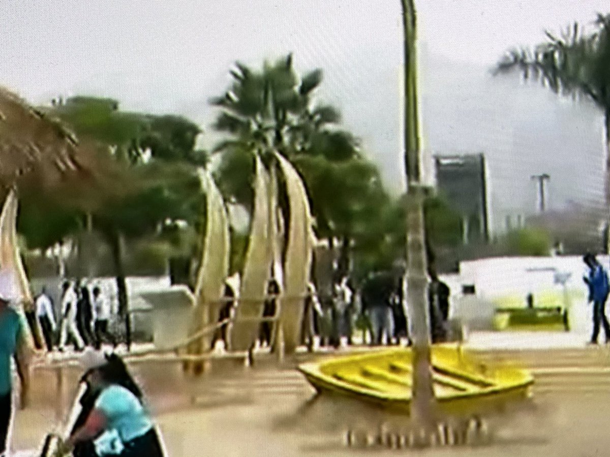 jesusverdeL's tweet photo. Un bote, caballitos de totora y ladrillos en el borde, así es la primera playa artificial a un costo de 150 mil soles. https://t.co/lM6WoixY1J