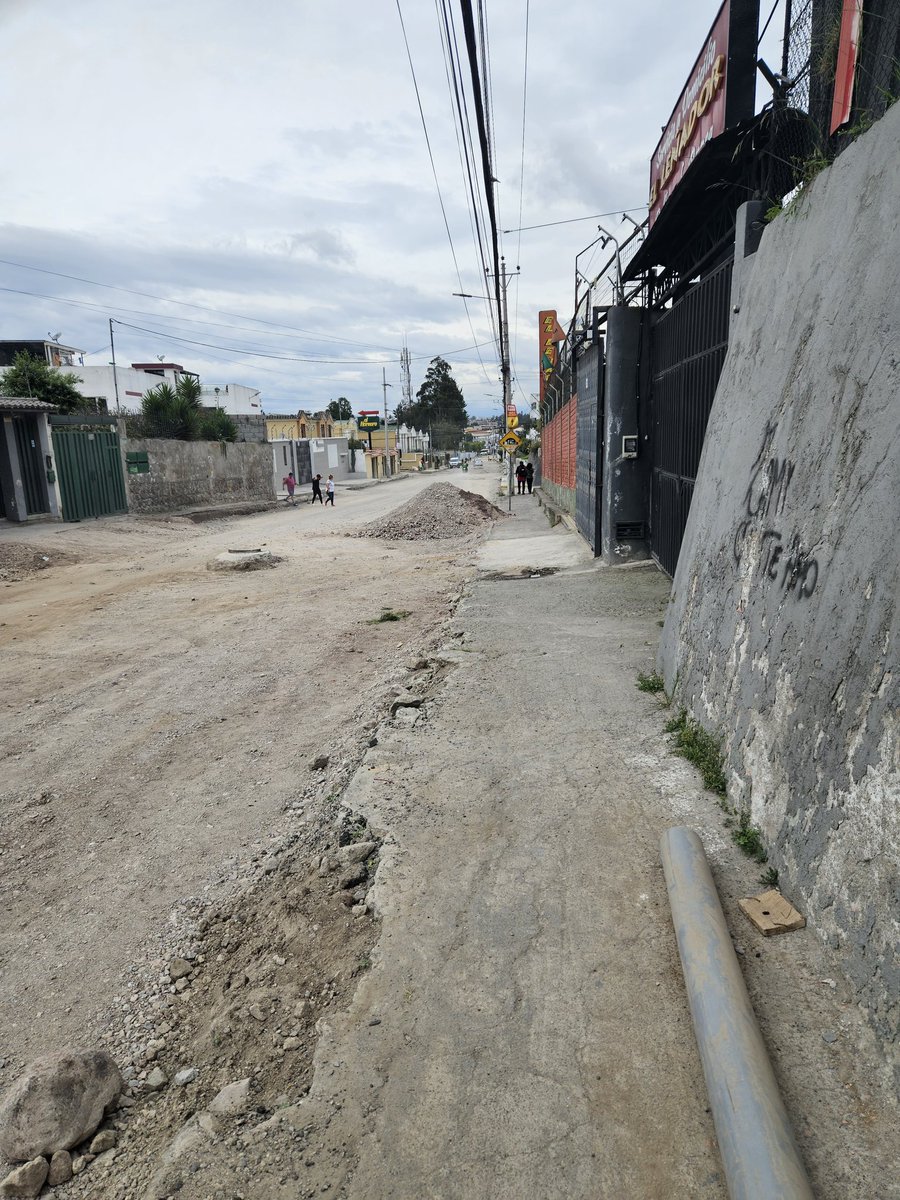 ManoloBasantes's tweet photo. @ObrasQuito @santiguarderas @pabelml @EcuavisaInforma @aguadequito Más de dos semanas que se envió un Twitter y la obra no avanza, hoy fue asaltada un mujer en esa calle, a las 6:40... dos personas en una moto. La calle es vacía y desolada.
Ya terminen de una vez la obra. https://t.co/S0I0AK7b6K
