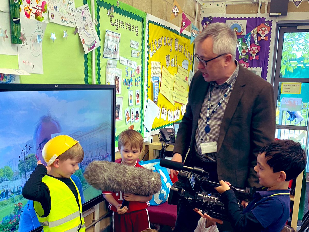 HarfieldMrs's tweet photo. We have had a wonderful day learning about interesting jobs we could do when we get older. The question is will we be a journalist @alistairmcghie, an art teacher @B_M_Workshops, a firefighter or a marine biologist? @llandaffcity https://t.co/451Log0c8p