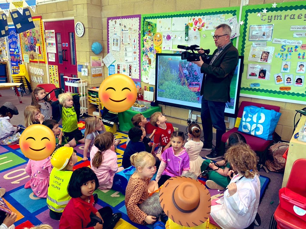 HarfieldMrs's tweet photo. We have had a wonderful day learning about interesting jobs we could do when we get older. The question is will we be a journalist @alistairmcghie, an art teacher @B_M_Workshops, a firefighter or a marine biologist? @llandaffcity https://t.co/451Log0c8p