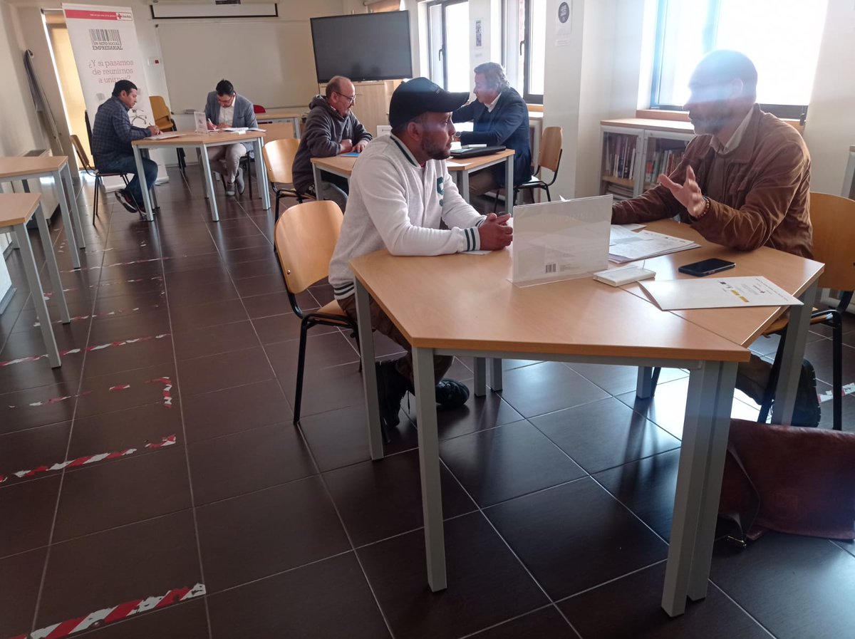 cruzrojava's tweet photo. #AlianzasCruzRoja
#CruzRoja, @Fund_Laboral, #AVECO y @CEOEValladolid en la mesa de diálogo por la #empleabilidad con sector de la construcción dirigido a las personas con mayores dificultades de acceso al #empleo.
#RetoSocialEmpresarial #POISES #FSE @empleogob  @jcyl @MSocialGob https://t.co/HJLmcC0tDl